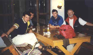 Gospin hodo�asnik s mladim muslimanima u Cazinu