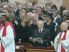 Oko 200 dr�avnika, veliki broj vjerskih poglavara i velikodostojnika do�lo je oprostiti se od Pape