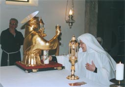 Uskrsna svije�a na dar Svecu od sestara benediktinki